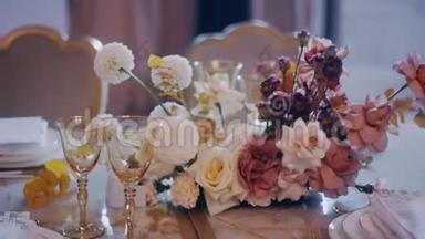 装饰精美的婚礼宴会宴会桌上的斜颈镜头